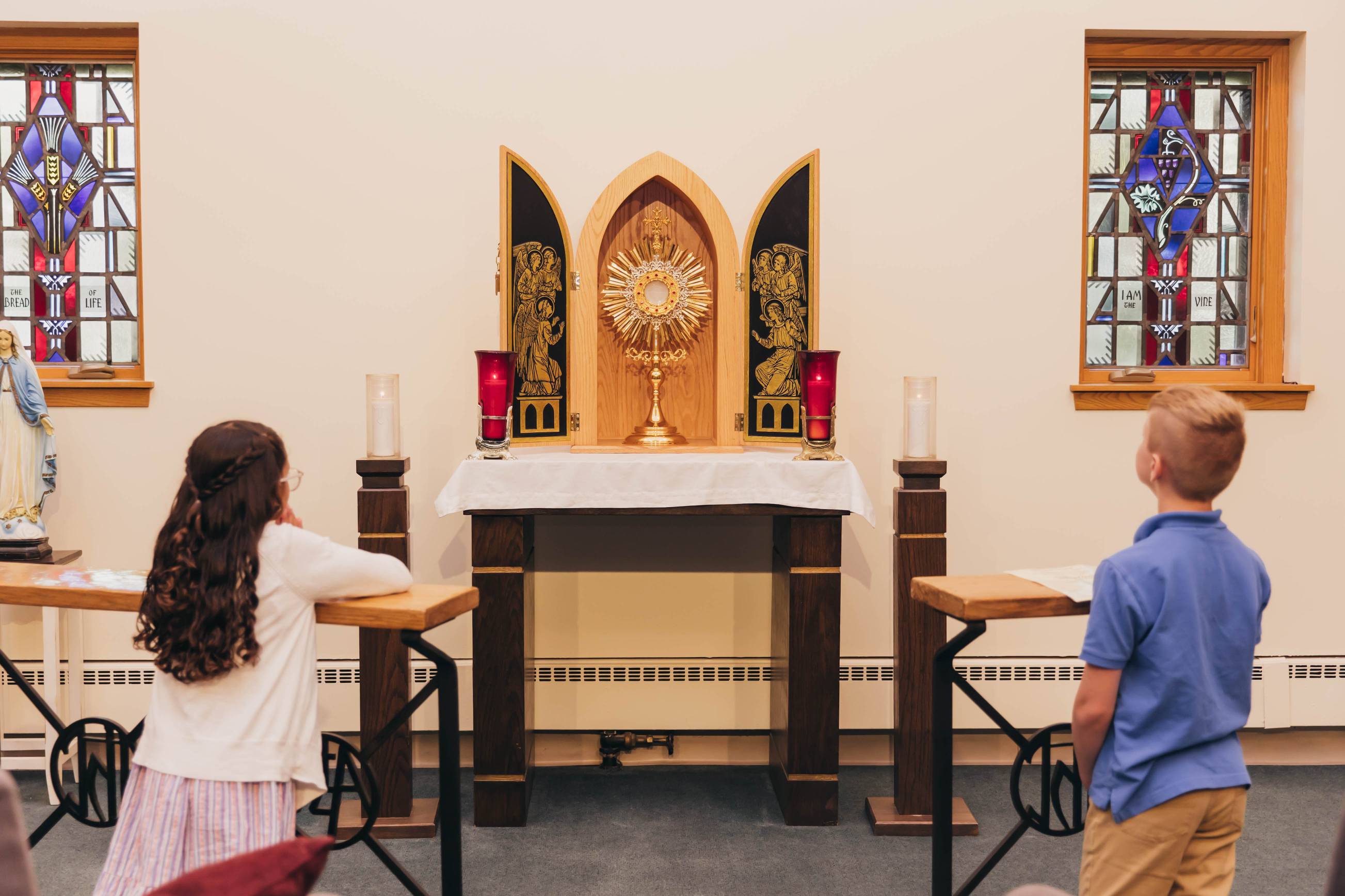 Kids praying at altar